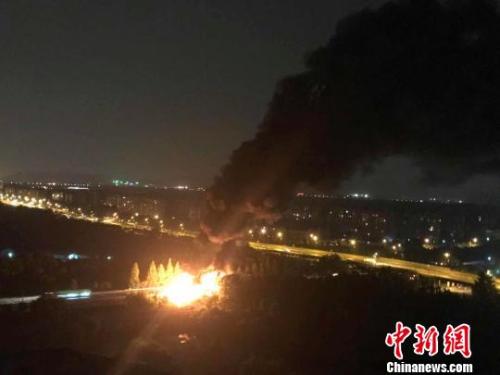 圖為 事故發(fā)生現(xiàn)場(chǎng)。 鐘新 攝 點(diǎn)擊進(jìn)入下一頁(yè)