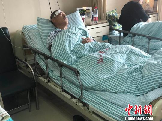圖為 傷者在接受治療。 張斌 攝 點(diǎn)擊進(jìn)入下一頁(yè)